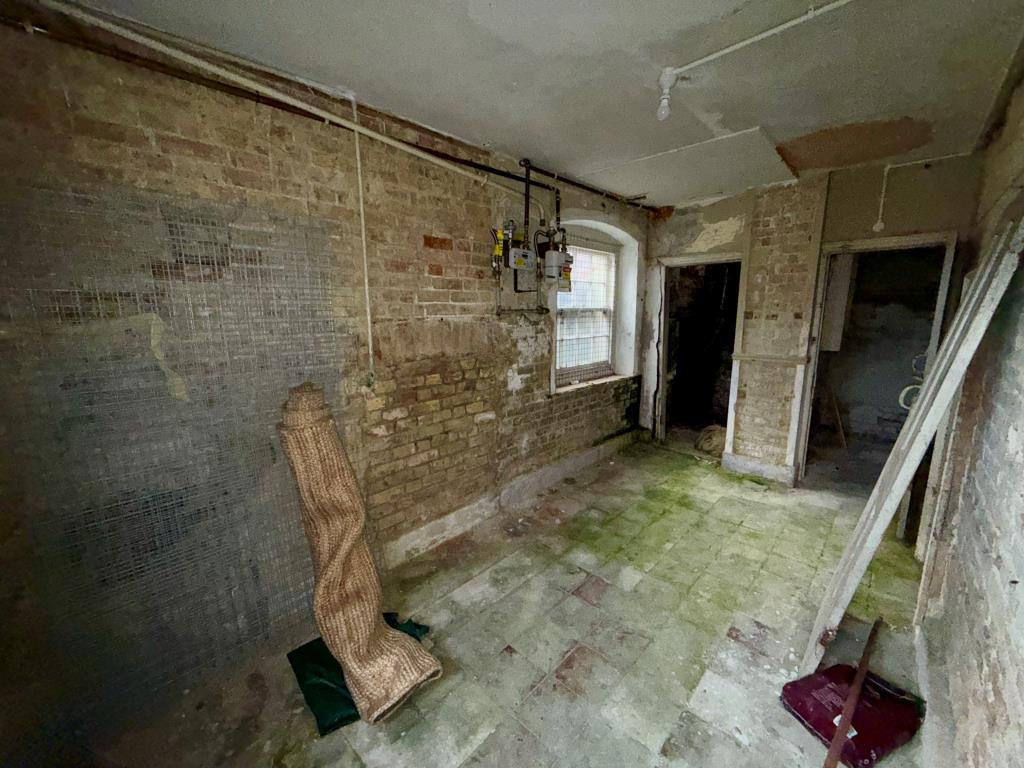 Lot: 173 - FREEHOLD BASEMENT OFFERING POTENTIAL AND GROUND RENT INVESTMENT - Basement area